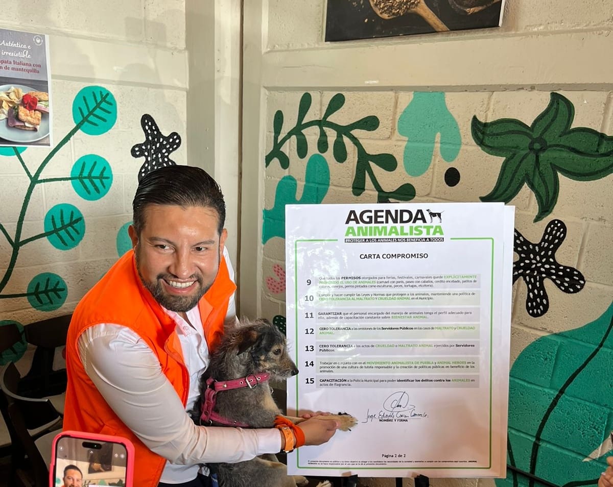 Por: Cortesía Lula Pineda Eduardo Covián firma compromiso a favor de la protección animal en San Andrés Cholula