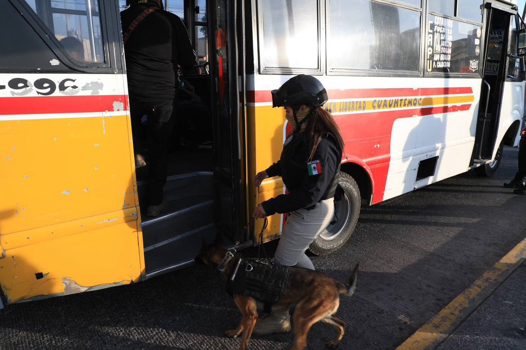 Por: Cortesía Realizan despliegues policiales con binomios caninos en transporte público en Puebla