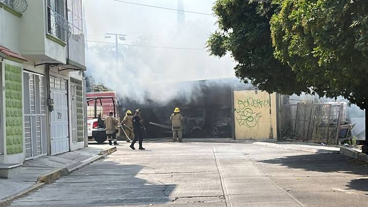 Por: Cortesía Queman dos urvans de transporte público en Chilpancingo