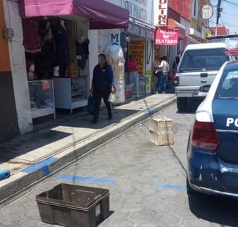 Por: Cortesía Lula Pineda Autoridades municipales retiran objetos para apartados en calles cholultecas para garantizar libre circulación vehicular