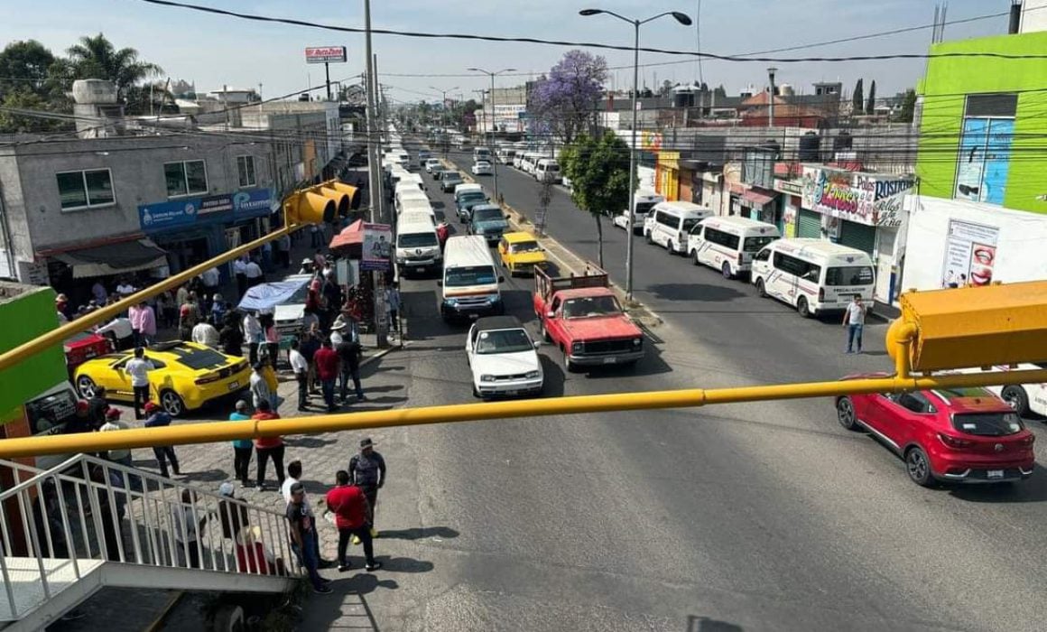 Por invasión de rutas, bloquean transportistas carretera Tlaxcala-Puebla