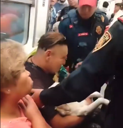 Por: Cortesía Policías sacan del metro de la CDMX a hombre que llevaba a su perrito herido