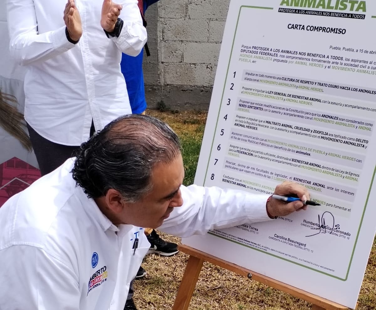 Por: Cortesía Lula Pineda Humberto Aguilar firma compromiso en favor de los derechos de los animales