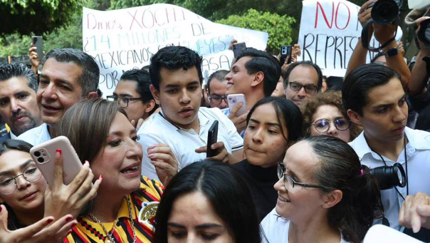 Por: Cortesía “No nos representas”, “Fuera Xóchitl”: gritan estudiantes a Xóchitl Gálvez en su visita a la UdeG