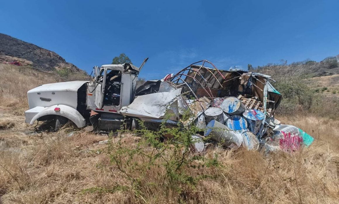 Por: Cortesía Pierde la vida normalista tras volcadura de tortón