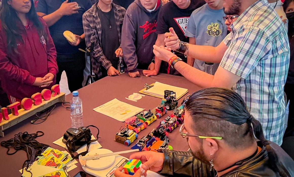 Celebran en la UPTLX el 12 Torneo Nacional de Robótica