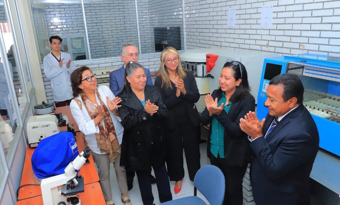 Reactiva UATX laboratorio de histopatología en Ciencias de la Salud