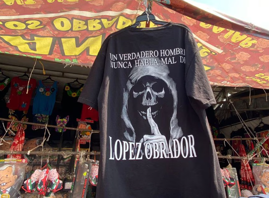 Por: Cortesía AMLO defiende ‘libertad religiosa’ de mexicanos que lo apoyan con playera de la muerte