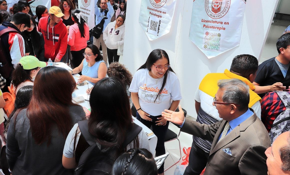 Realizó UATX tercera feria profesiográfica