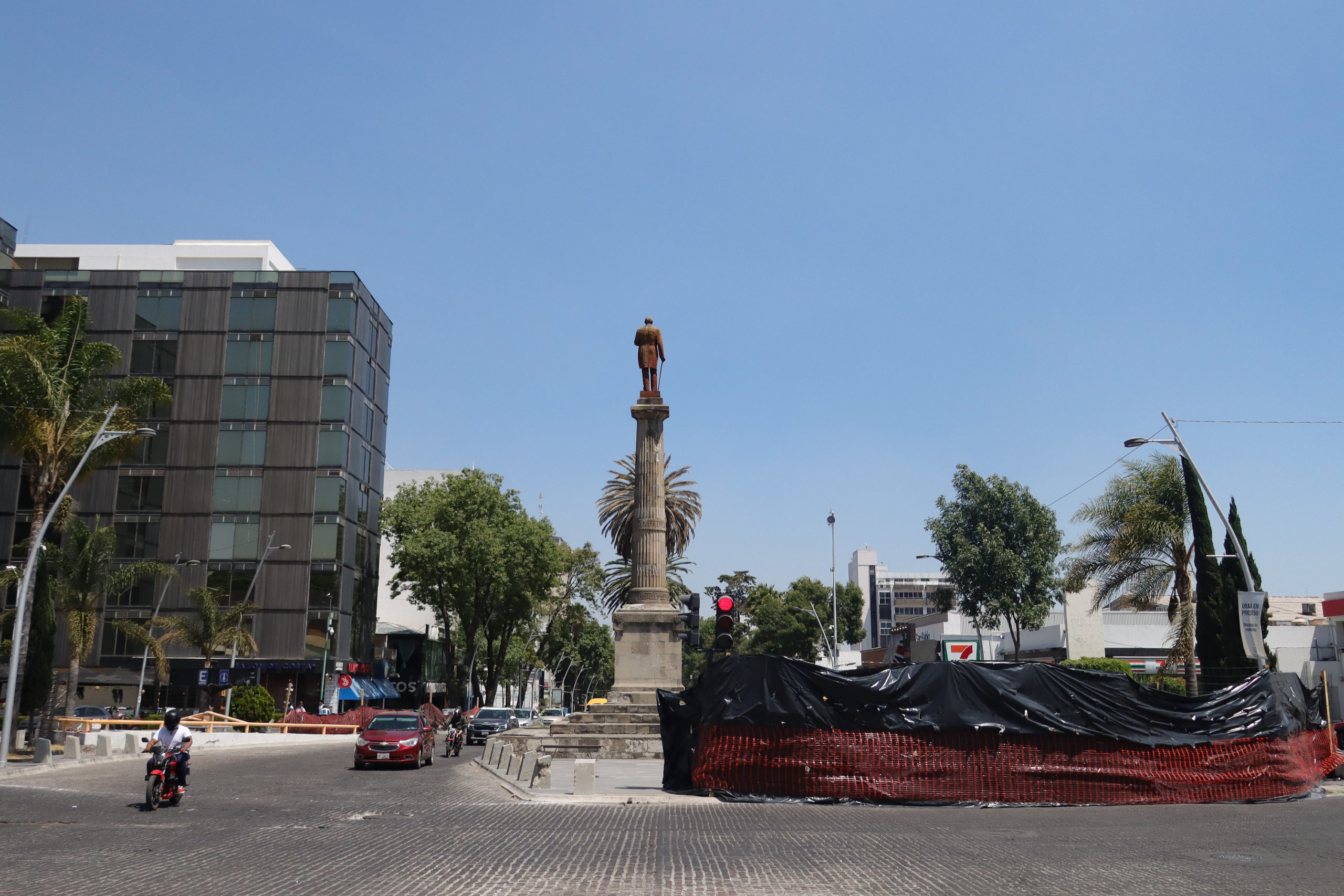 Por: Cortesía Obras de rehabilitación en Avenida Juárez y barrio de Santiago de Puebla concluirán en julio, anuncia el alcalde