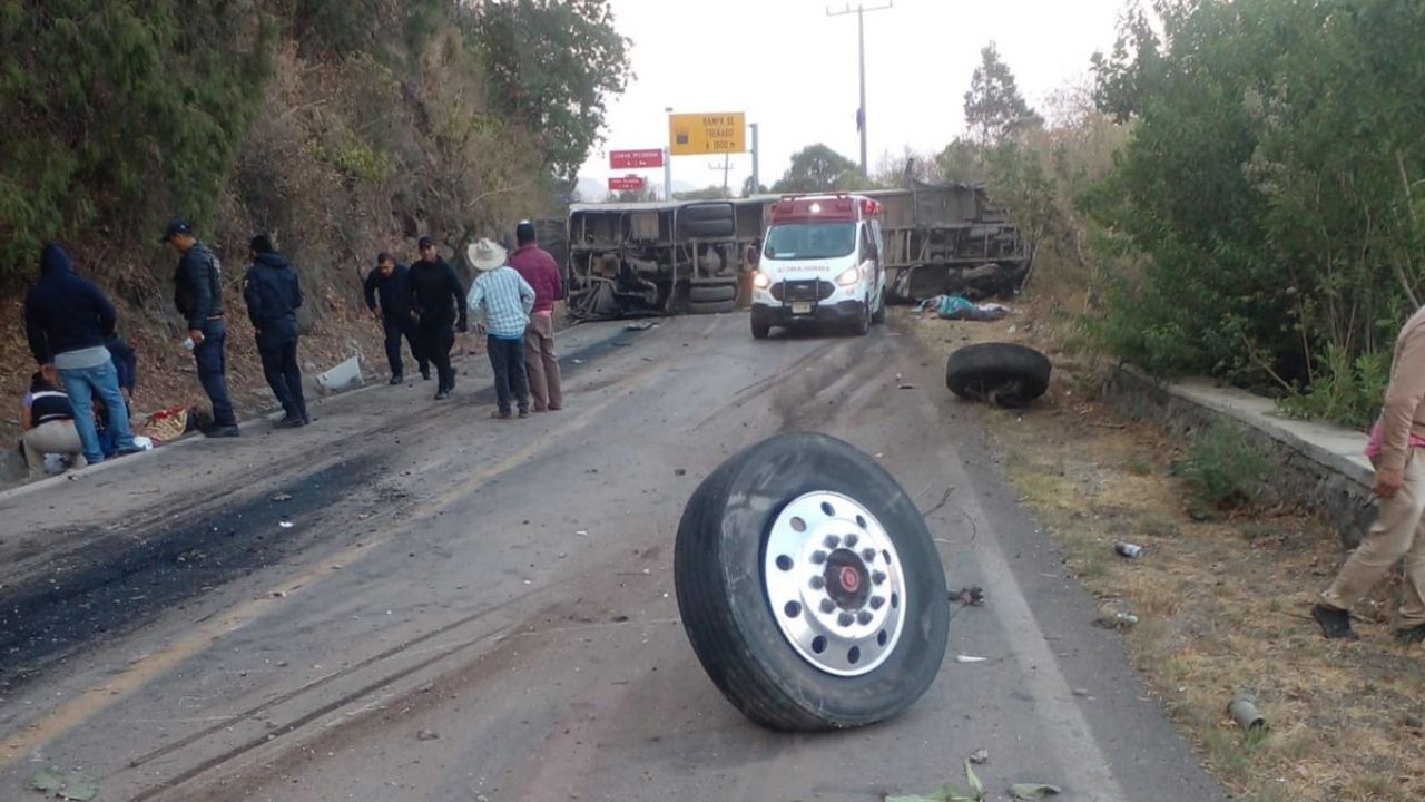 Por: Cortesía Accidente de autobús deja 18 personas muertas