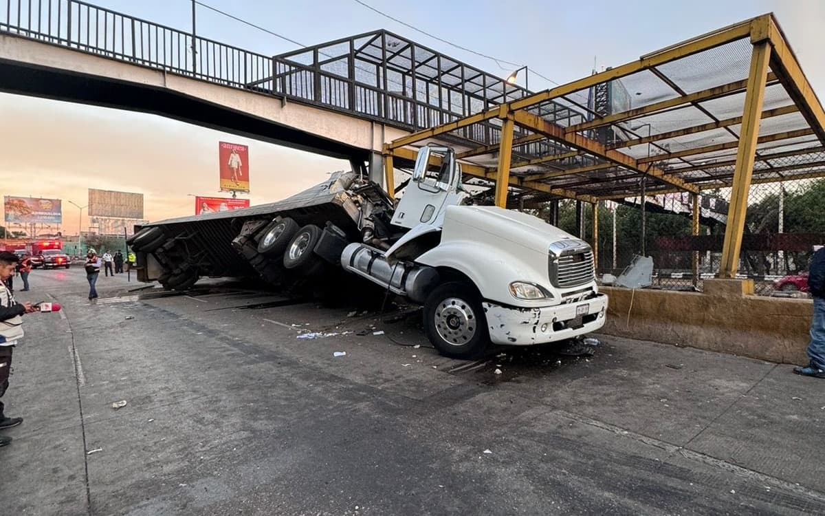 Por: Cortesía Accidente en línea 5 del metro: conductor del tráiler muere