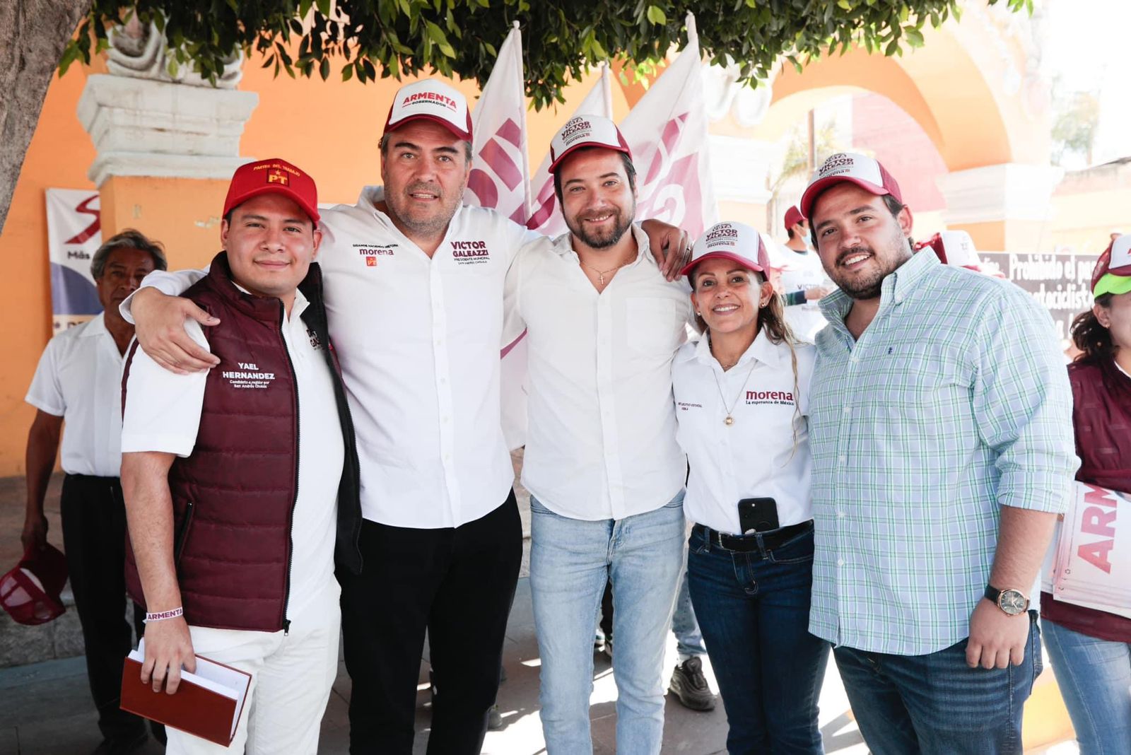 Por: Cortesía Lula Pineda Encuentro entre Víctor Galeazzi y Olga Romero Garci-Crespo con residentes de San Bernardino Tlaxcalancingo