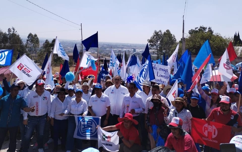 Por: Cortesía Lula Pineda Humberto Aguilar “El Tigre” y Filomeno Sarmiento caminan en calles de San Lorenzo Almecatla