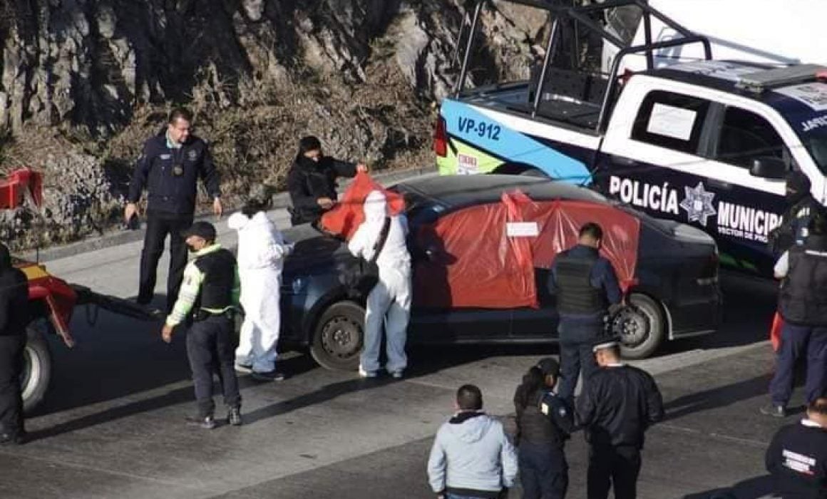 Abandonan cuerpos dentro de un auto en Periférico Ecológico de Puebla