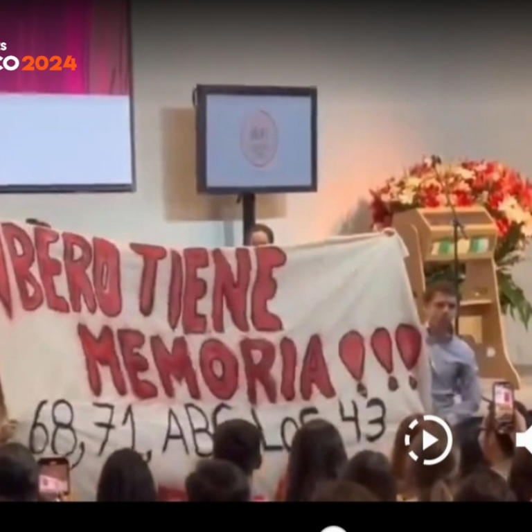 Por: Cortesía Estudiantes reciben a la candidata presidencial Xóchitl Gálvez con manta de protesta