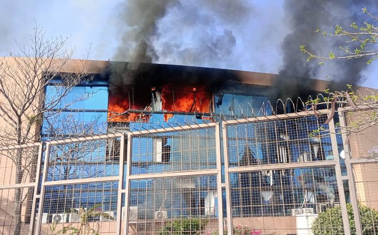 Por: Cortesía Normalistas de Ayotzinapa incendian Palacio de Gobierno en Chilpancingo