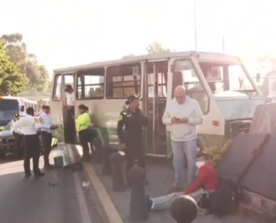Por: Cortesía Conductor de micro se queda sin frenos y se impacta contra un monumento