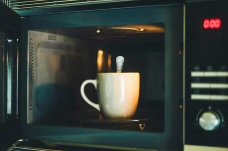 Por: Cortesía calentar agua en el microondas