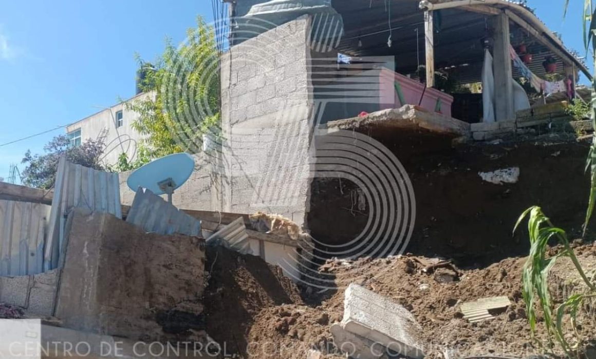 Por: Cortesía Derrumba barda de vivienda en Tepetitla