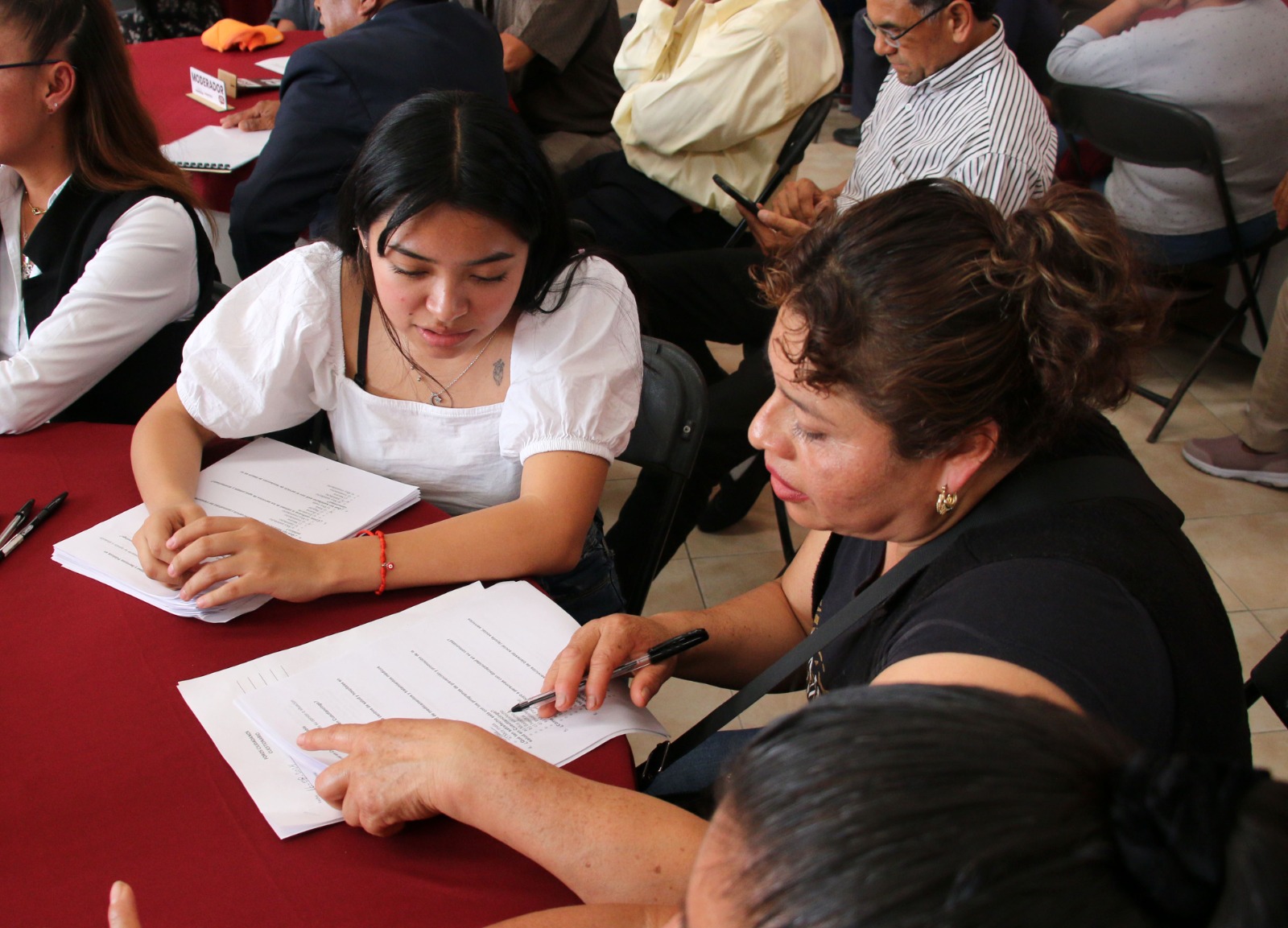 Comunicado oficial Su objetivo es llevar el progreso a otro nivel y hacer que el municipio sea el número uno en la solución de problemas   Los foros sentarán el precedente para que se realicen en cada cambio de administración   Cuautlancingo, Pue. "El centro de cada acción que llevamos a cabo los servidores públicos es el pueblo y no le podemos fallar; por eso es que estamos realizando este ejercicio que es histórico para las inspectorías y juntas auxiliares de Cuautlancingo", refirió Omar Muñoz, alcalde electo de la demarcación, en el marco del segundo foro ciudadano realizado en Sanctorum.  Sostuvo que los habitantes son quienes tienen la experiencia de la problemática que los aqueja y por ello las soluciones deben emanar de ellos "estamos reflejando los sentimientos del pueblo, lo estamos escuchando porque, aunque entramos hasta el 15 de octubre, estamos generando un diagnóstico que servirá como base para el Plan Municipal de Desarrollo, tomando en cuenta a cada persona de la comunidad. Nos va a ayudar a priorizar las obras, proyectos y políticas públicas que vamos a implementar para todos los ciudadanos a quienes les tengo un cariño muy especial porque levantaron la mano para reivindicar un proyecto nuevo para la comunidad".  El virtual presidente municipal remarcó que la confianza debe ser recíproca entre sociedad y gobierno y que su objetivo es llevar el progreso a otro nivel, por ello la importancia de oír a la gente, "las juntas auxiliares e inspectorías han sido abandonadas, castigadas e ignoradas durante muchos años por varias administraciones, cuando quienes las habitan debían ser gobernados de manera justa".   Enfatizó que va a gobernar no sólo para quien votó por él y que su gestión va a servir para que quien tiene dudas sobre la cuarta transformación, se convenza de que la sinergia entre el pueblo y los mandatarios es la única vía para darle solución a la problemática social, "antes no se realizaban este tipo de proyectos porque el centro del poder eran los gobernantes, pero el presidente López Obrador nos enseñó en Morena con su legado, que las decisiones las deben tomar los ciudadanos a través de estas consultas".  Refirió que en su equipo cuenta con un grupo de especialistas que lo ayudarán e encaminar la ruta para poder dar respuesta a todo lo que aqueja a Cuautlancingo "el reto que tenemos por delante durante tres años va a ser histórico, hay expectativas muy altas y lo que buscamos lograr es plasmar las bases del cambio y la transformación para nuestra comunidad".  "Tenemos que ser ejemplo número uno en la solución a los principales problemas que tenemos en la comunidad, que son la inseguridad, el derecho al acceso al agua potable, la falta de infraestructura y de servicios básicos; lo haremos en conjunto con el gobierno del estado y el de la República, que serán encabezados por Alejandro Armenta y Claudia Sheinbaum".  Omar Muñoz, puntualizó que los foros sentarán el precedente para que en cada cambio de administración se realicen "desde hoy lo exigimos y esperamos que las futuras generaciones lo hagan también", finalizó.