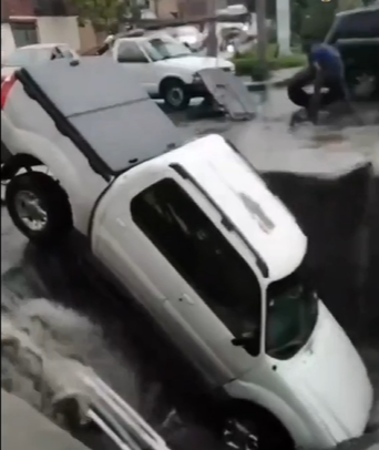 Por: Cortesía Camioneta cae en socavón en Ecatepec a causa de fuertes lluvias