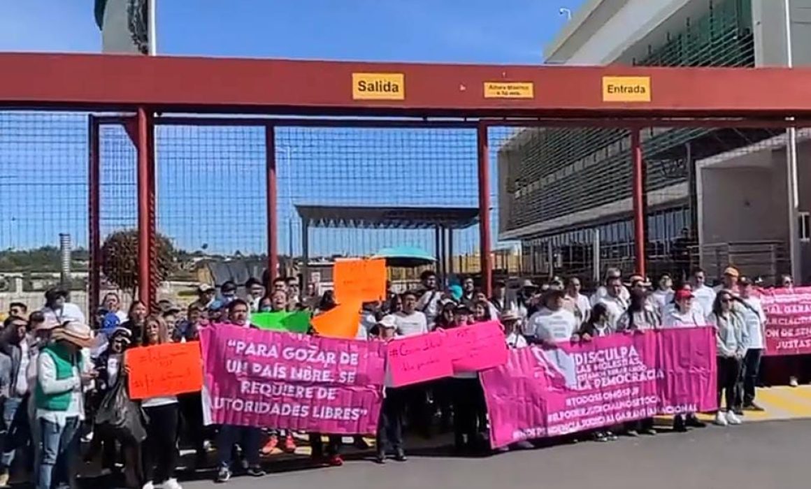 Por: Cortesía Protestan trabajadores del Poder Judicial; bloquean Libramiento Apizaco