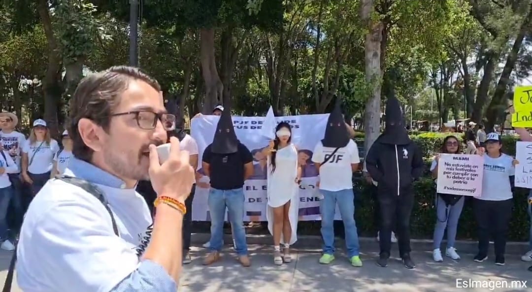 Por: Cortesía Lula Pineda Trabajadores del PJF en Puebla protestan contra la reforma impulsada por AMLO hoy en Plaza de la Concordia