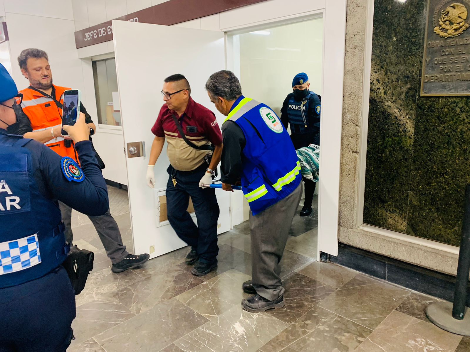 Por: Cortesía Policías del metro en CDMX asisten a mujer en parto en la estación Pantitlán
