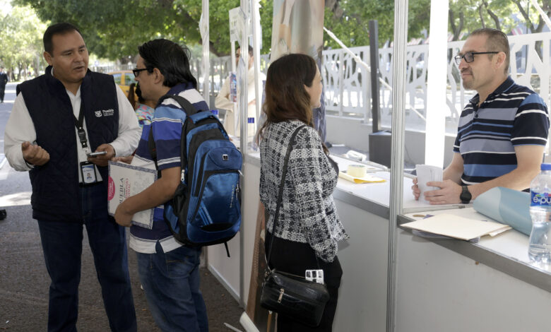 Por: Cortesía Centenares de buscadores de empleo participan en la feria del empleo en el Parque Juárez
