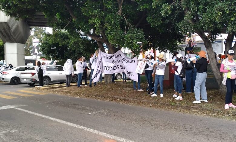 Bloquean trabajadores del PJF carretera Vía Corta, en Chiautempan