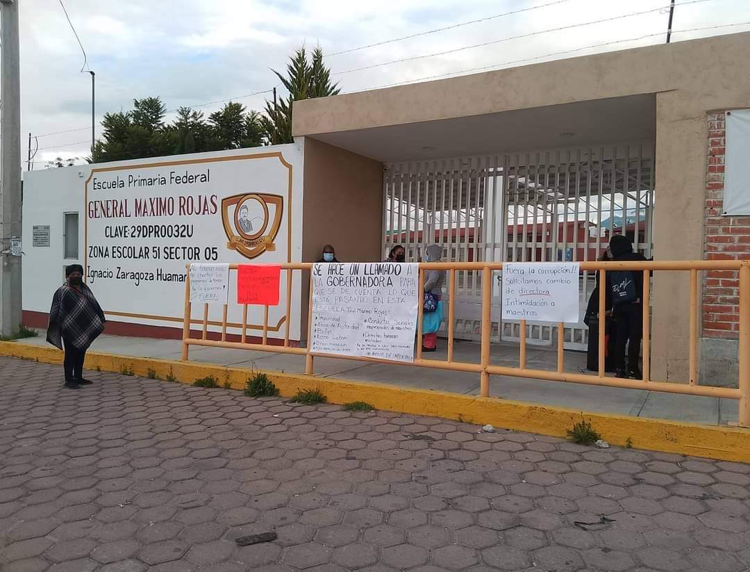 Protestan paterfamilias en primaria de Huamantla, exigen destitución de directora