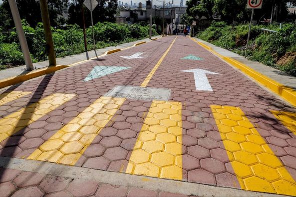 Por: Cortesía Lula Pineda Entrega Edmundo Tlatehui adoquinamiento en la calle De las Rosas En Tonantzintla