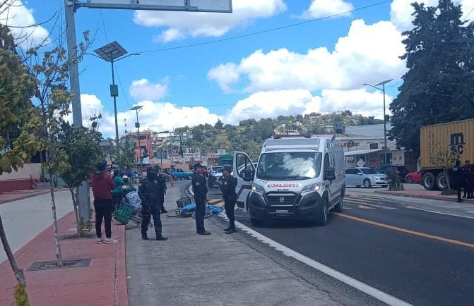 Muere hombre atropellado por un microbús en Tequexquitla