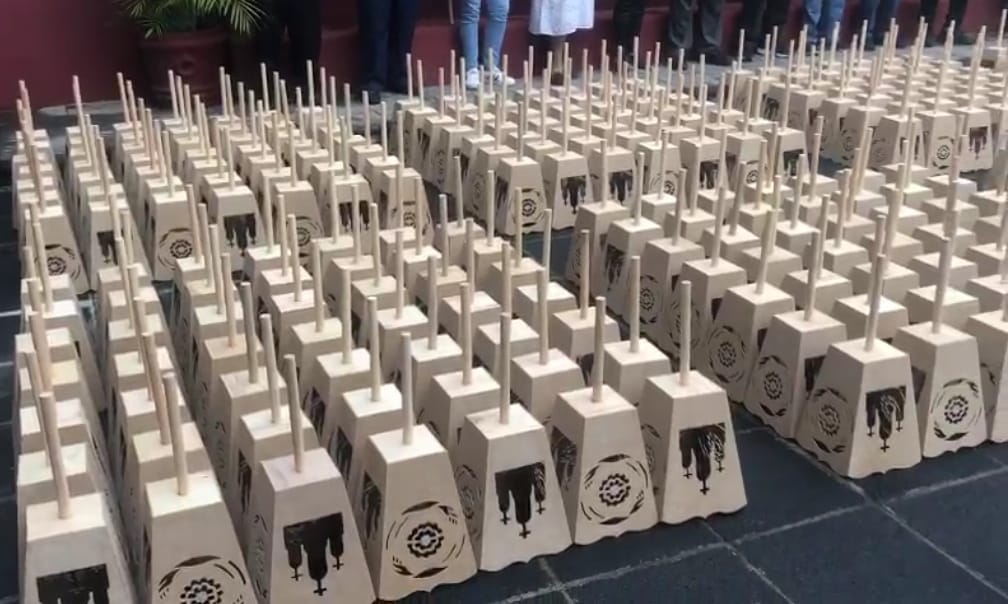 Por: Cortesía Lula Pineda Entrega Paola Angon 500 faroles a los mayordomos de los barrios en la ciudad sagrada