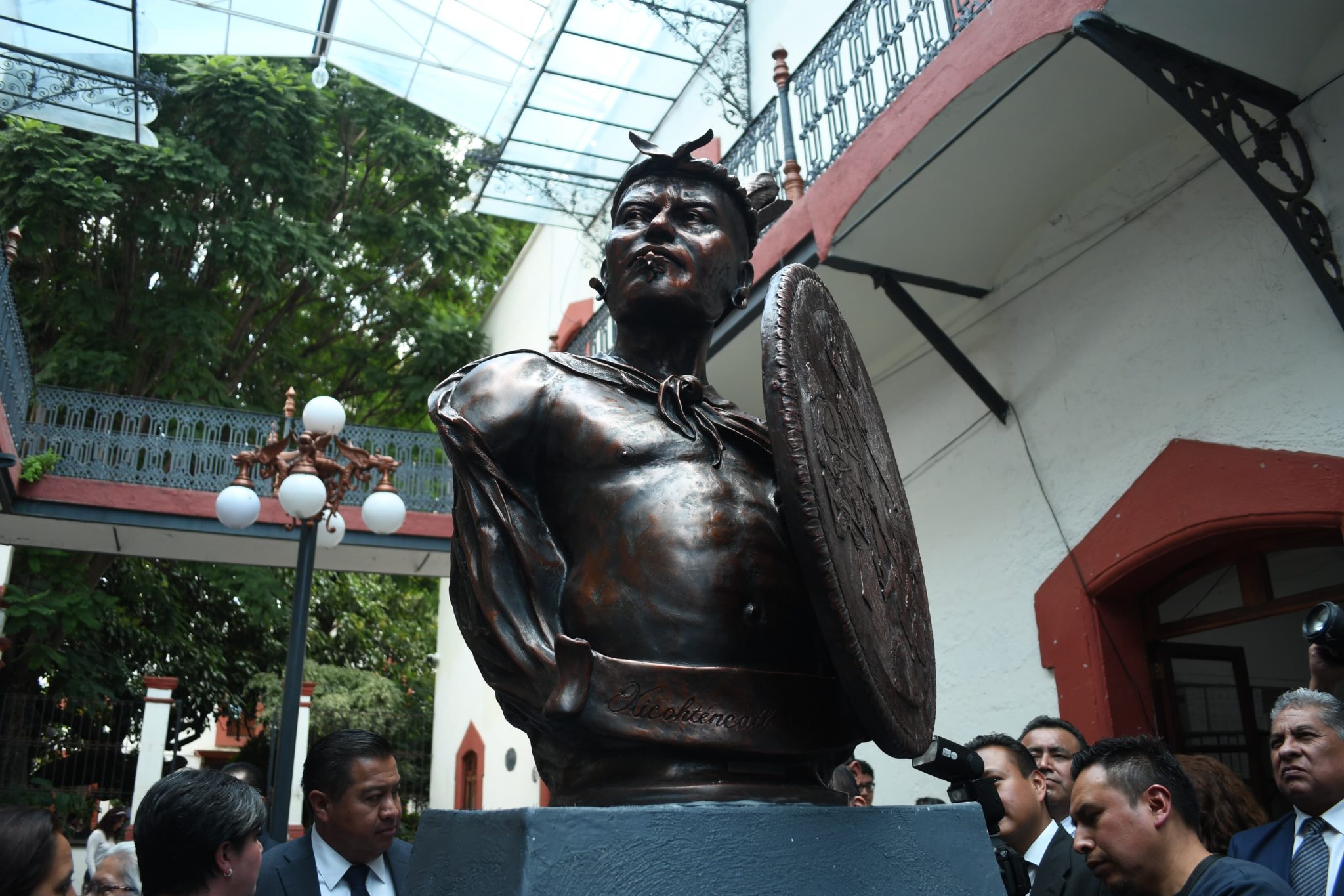 Xicohténcatl ya no está en la oscuridad; llega réplica de busto a Tlaxcala