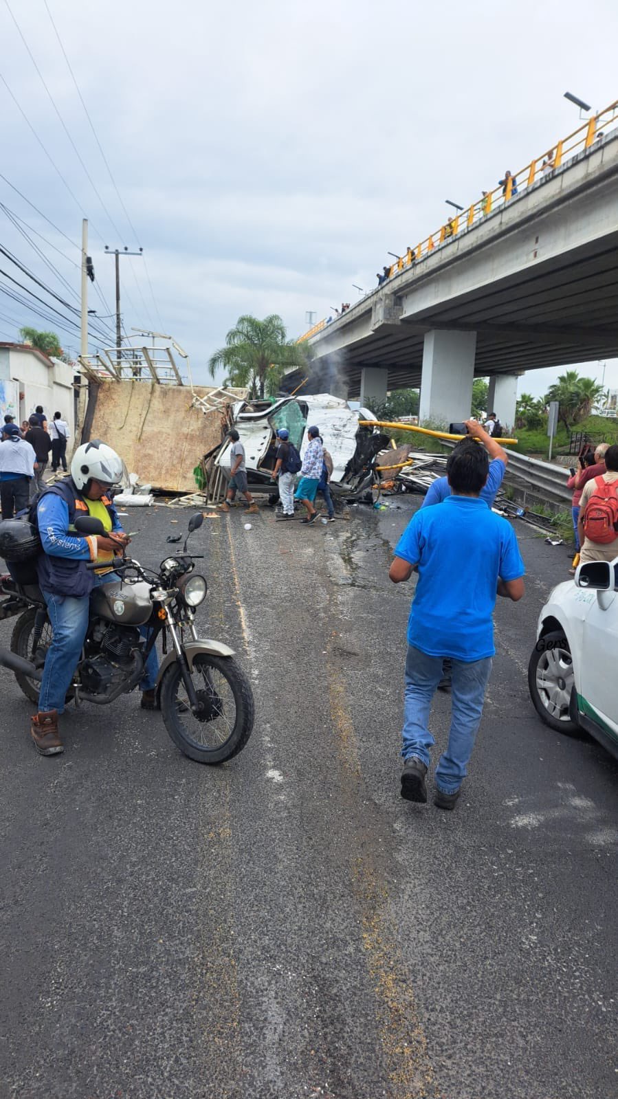 Camioneta se desploma en Cuernavaca tras chocar contra muro de contención