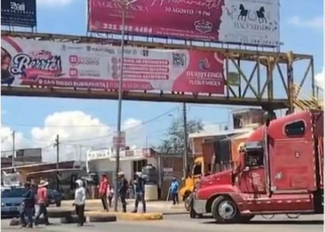 Por: Cortesía Lula Pineda Habitantes de San Diego Cuachayotla exigen liberación de Ruperto Roldán Oriz, cierran carretera Cholula-Huejotzingo