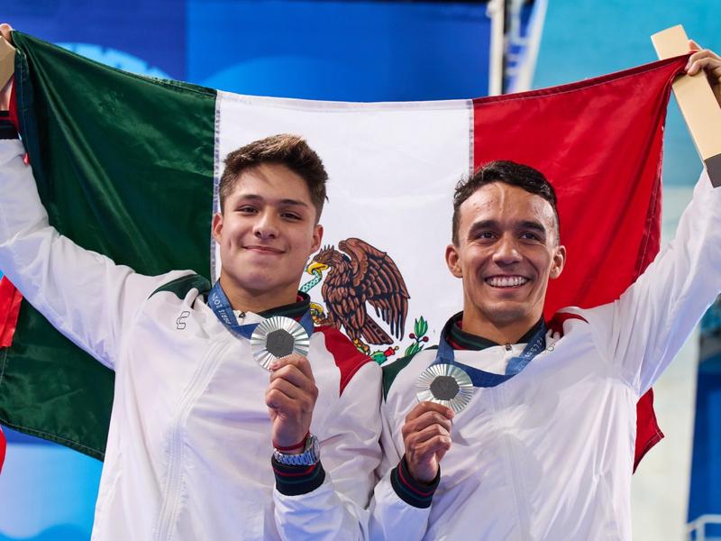 Por: Cortesía Osmar Olvera y Juan Celaya ganan medalla de plata en clavados de trampolín sincronizado