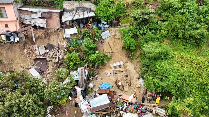 Por: Cortesía Tragedia en Jiutepec: Tres menores pierden la vida al derrumbarse un paredón sobre su vivienda
