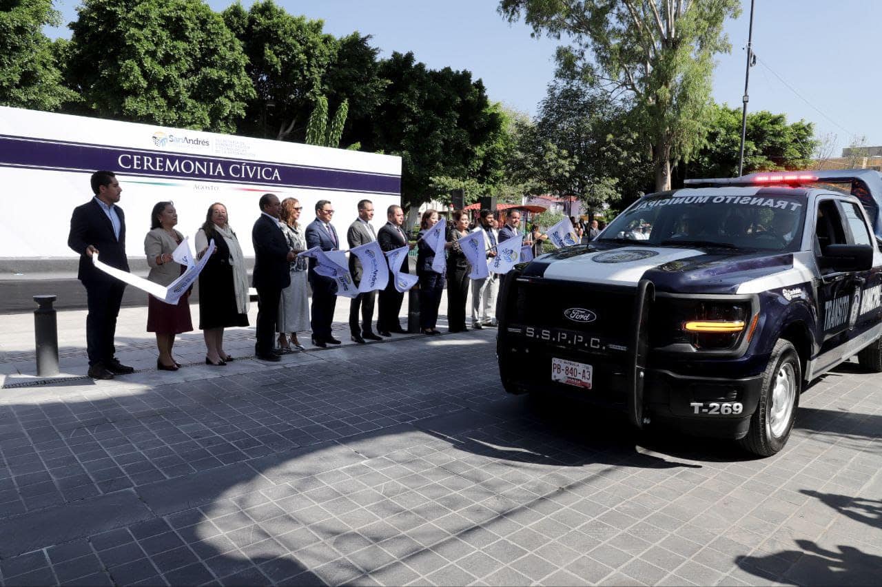 Por: Cortesía Lula Pineda Entrega Edmundo Tlatehui nuevas patrullas para seguridad en San Andrés Cholula