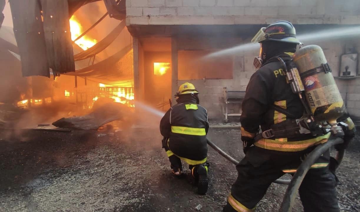 Por: Cortesía Lula Pineda Bomberos de San Andrés Cholula ayudan a mitigar Incendio en bodega de Ocoyucan