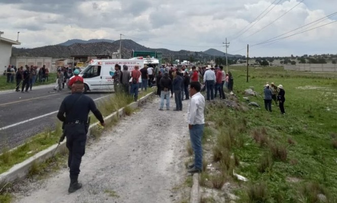 Por: Cortesía Mueren nueve personas en Puebla tras choque entre combi y Tortón