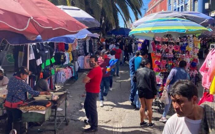 Por: Cortesía Comercio Formal afectado por permisos a vendedores informales en el centro Histórico