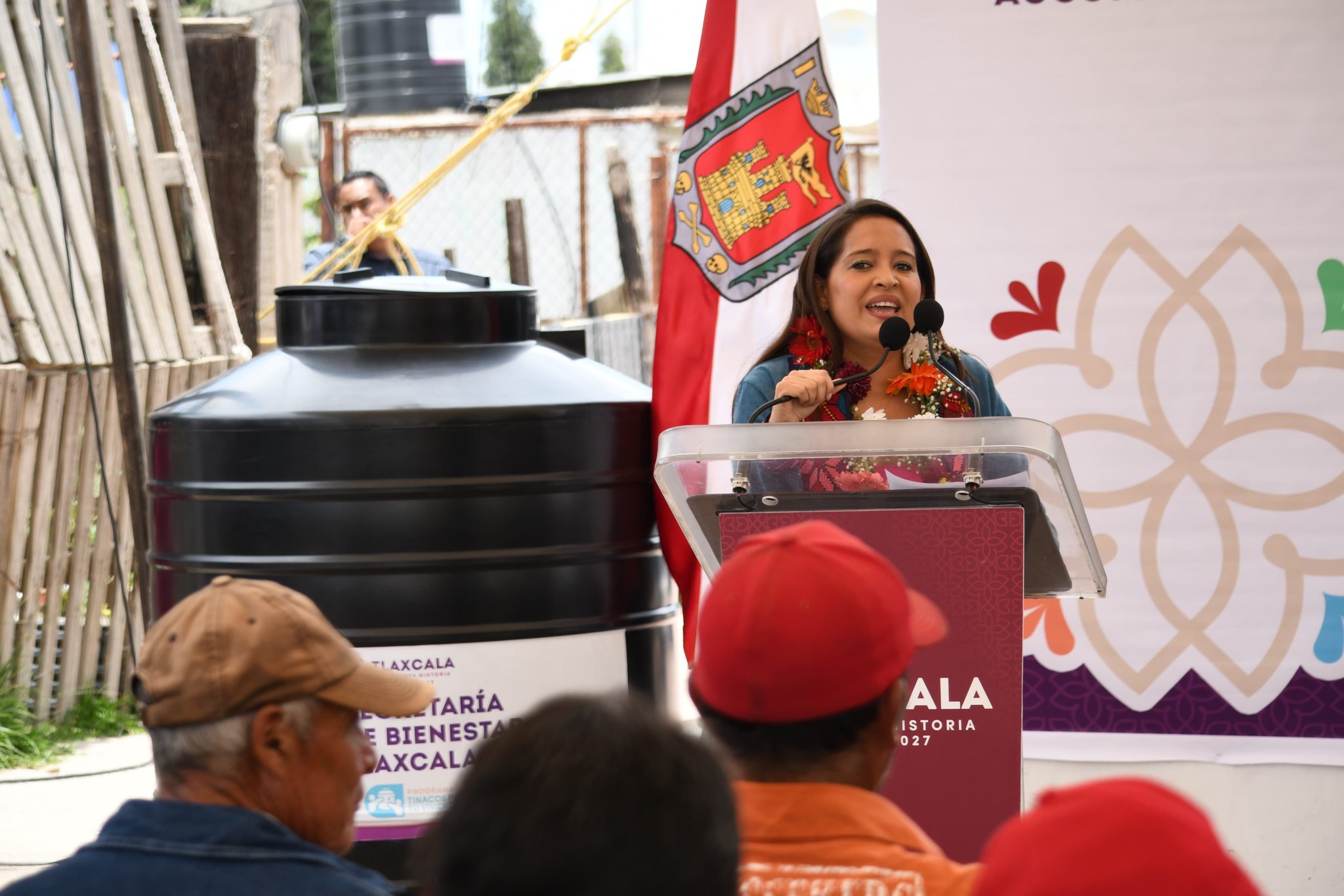 Dotan con más de 3 mil tinacos a habitantes de Morelos y Pavón, en Tetla