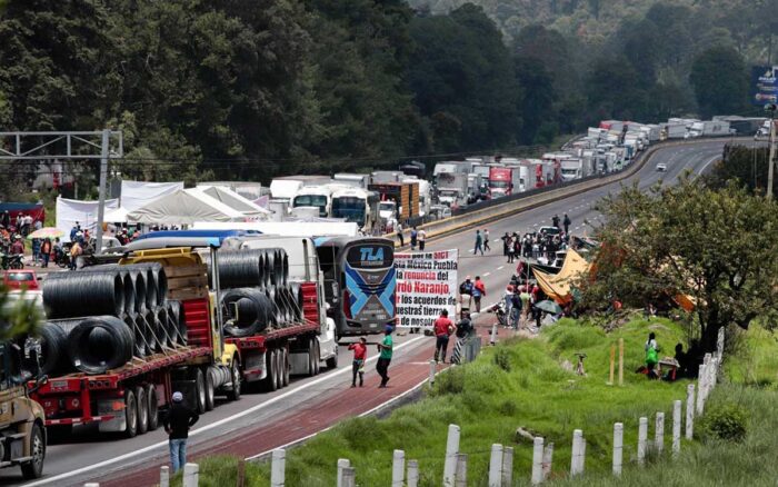 Por: Cortesía Estiman pérdidas de millones de pesos tras bloqueo de autopista México – Puebla