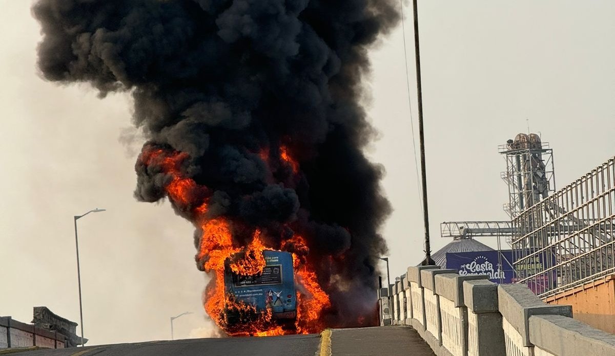 Por: Cortesía Se incendia autobús de pasajeros en Veracruz
