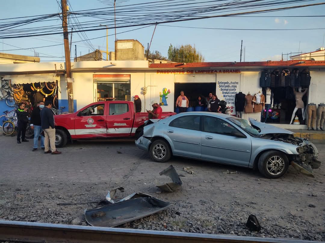Tren se lleva a automóvil y causa daños a unidad de PC en Chiautempan