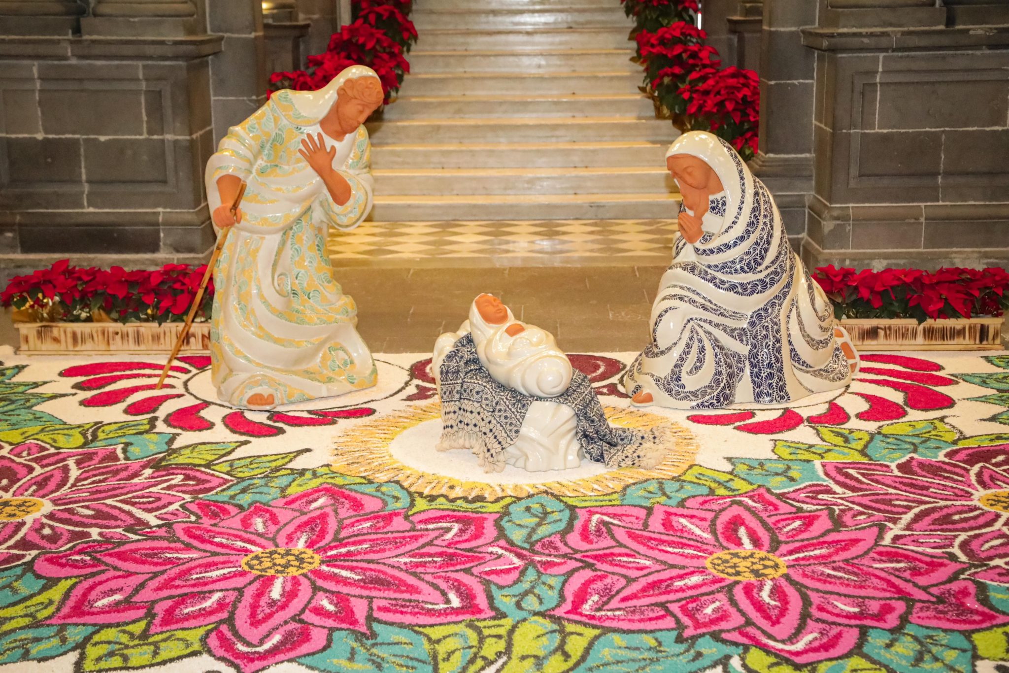 Foto: Cortesía Instalan monumental nacimiento de talavera y alfombra artística en el Palacio Municipal de Puebla