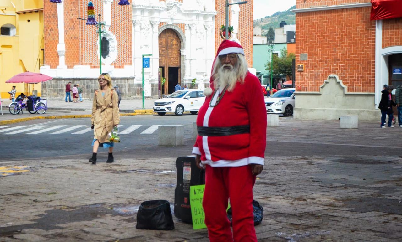 Por: Cortesía Santa Claus llena de alegría la Plaza de la Constitución en Tlaxcala